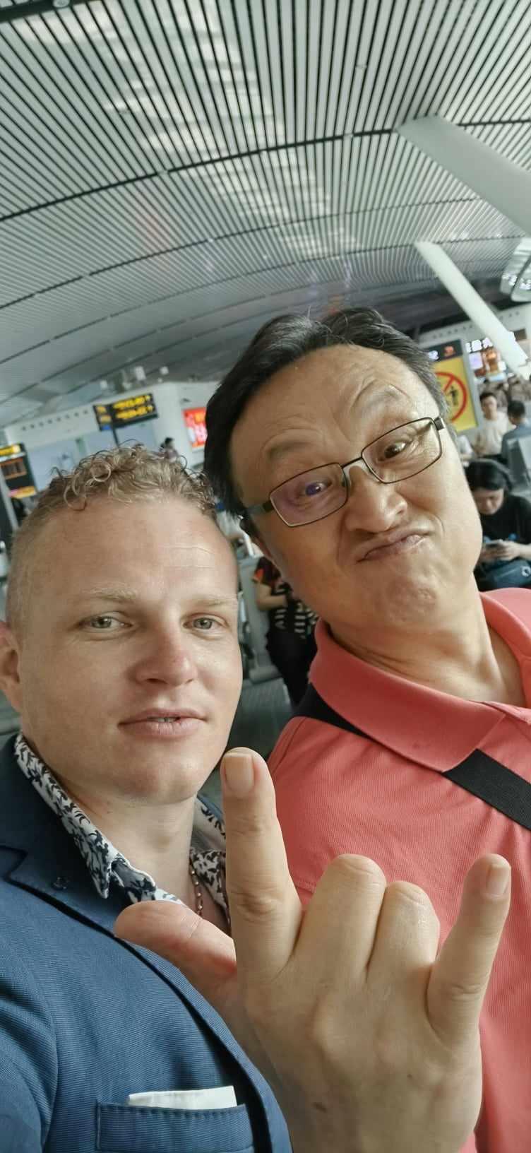 Tenorul Ştefan von Korch în turneu cu managerul lui Jackie Chan în China 18856529