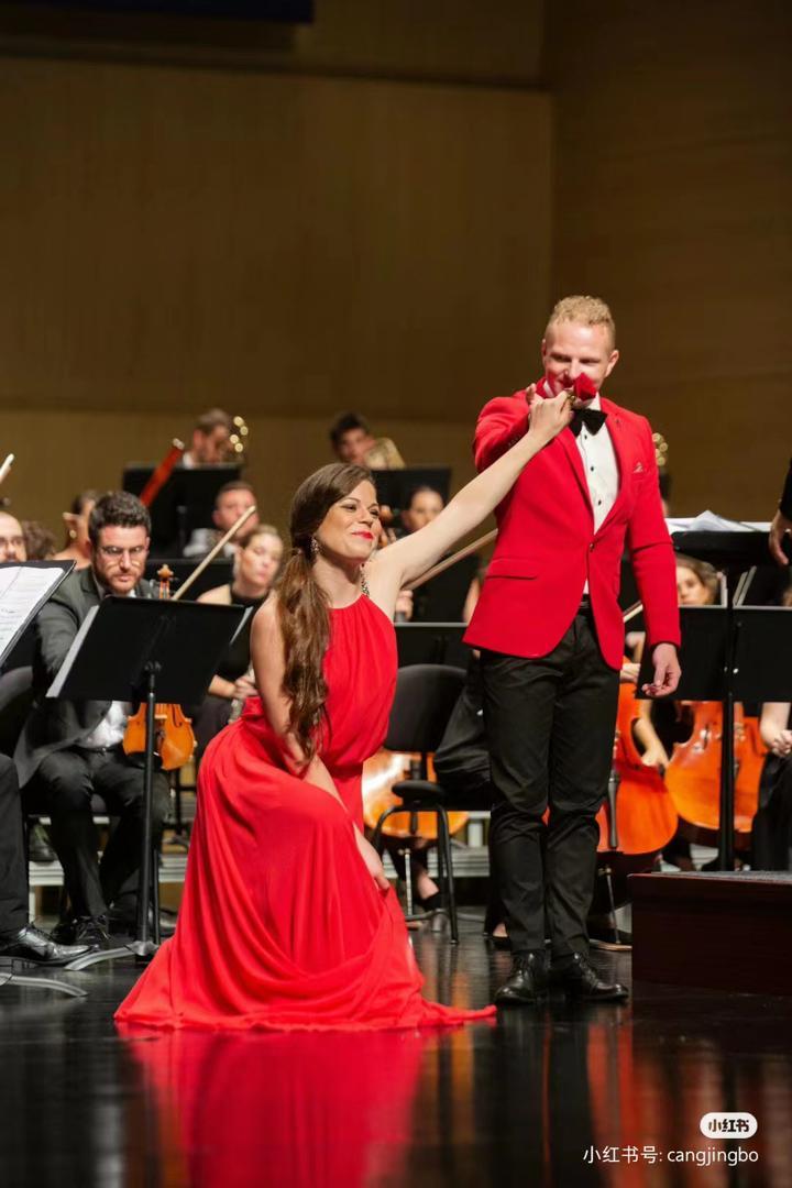 Tenorul Ştefan von Korch în turneu cu managerul lui Jackie Chan în China 18856530