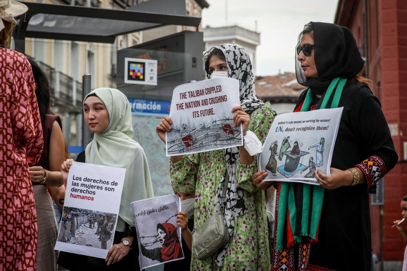 Talibanii strâng lațul! Femeile afgane nu mai au voie acum să viziteze parcul național 18856638