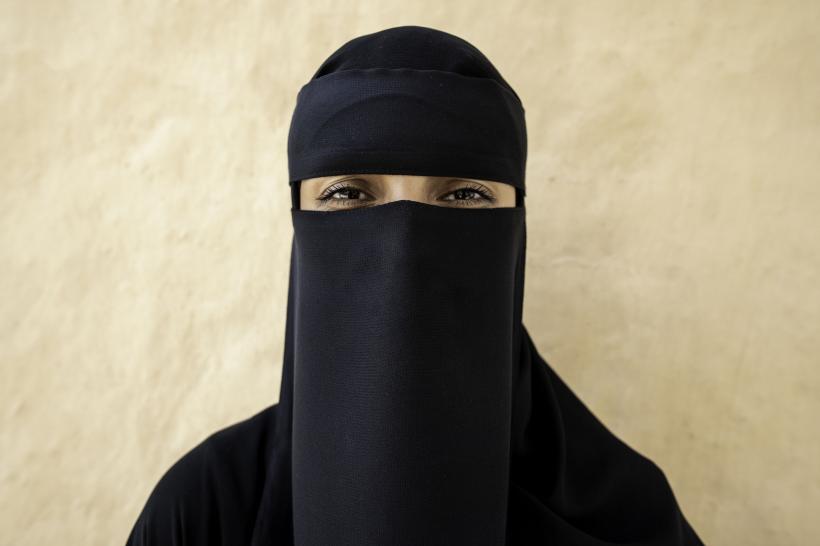 Franța interzice îmbrăcămintea musulmană abaya în școlile de stat