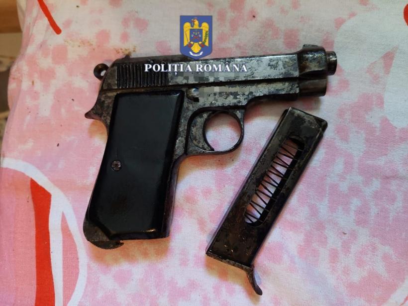 Percheziție la domiciliul unui gălățean arestat preventiv. Polițiștii au găsit un pistol letal 18856623