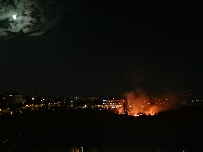 Incendiu violent pe 4.000 de metri pătrați din parcul IOR din Capitală