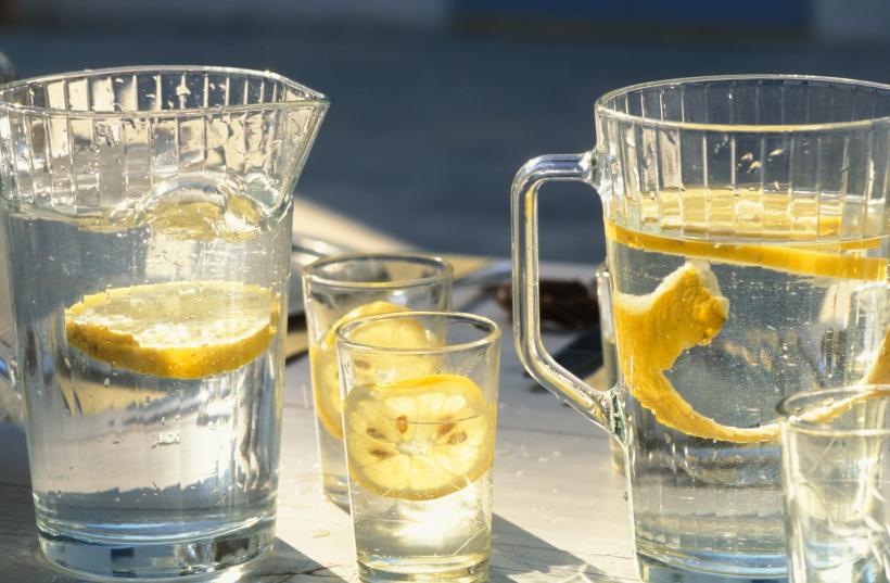 11 motive pentru a-ți începe ziua cu un pahar de apă cu lămâie