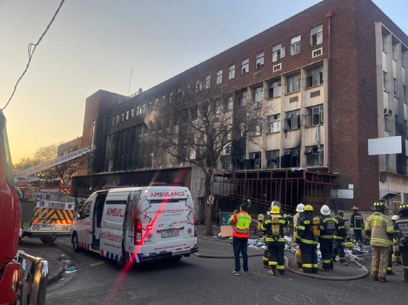 Cel puțin 63 de morți și peste 40 de răniți, după un incendiu izbucnit la o clădire