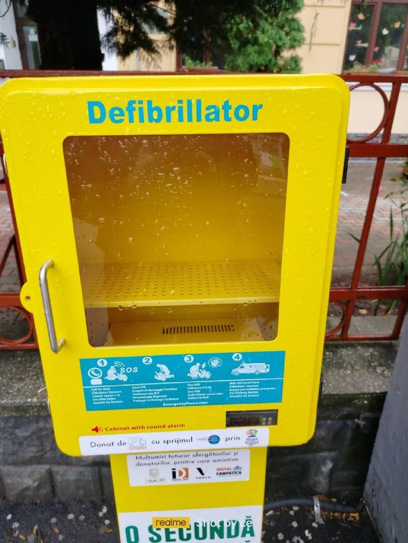 Scârbă și dezgust. Defibrilator gratuit, amplasat în centrul Brașovului, furat
