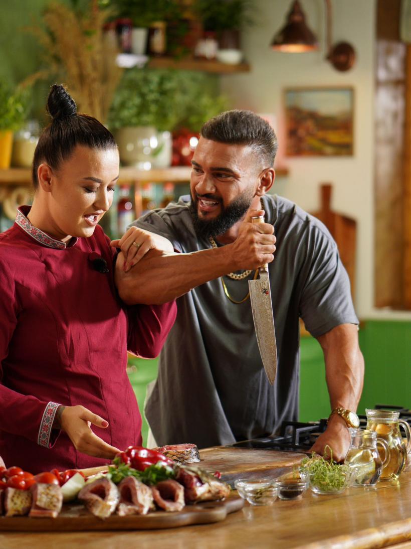 Hello Chef revine cu cel de-al şaselea sezon! Damian Drăghici i se alătură Roxanei Blenche. Ce surprize aduce noul sezon 18857177