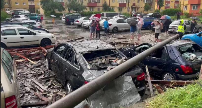 România, lovită de furtună! Oameni evacuați, străzi, case inundate, copaci doborâți de vânt și mașini avariate în 19 județe