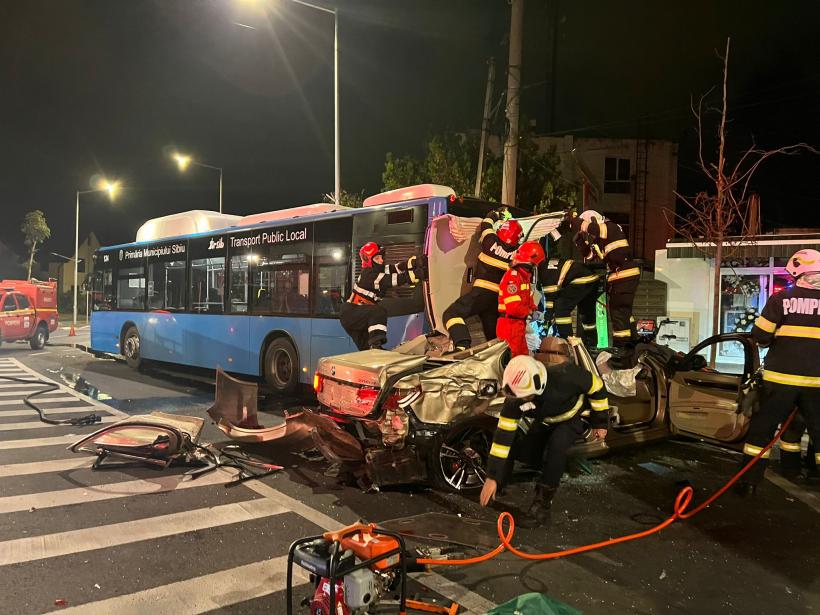 Accident cumplit în Sibiu, între două autobuze și un autoturism. O femeie a murit