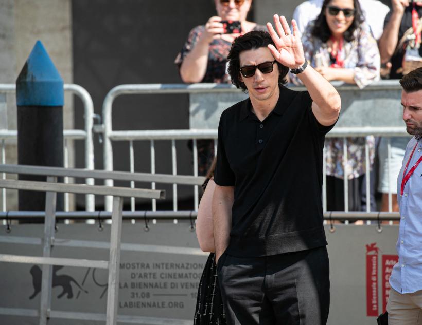 Adam Driver, actorul principal al filmului „Ferrari”, nu a avut voie să conducă mașini Ferrari la filmări 18857253