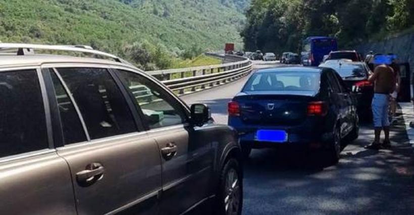 Trafic oprit pe Centura Râmnicu Vâlcea din cauza unui accident între un TIR și un autoturism