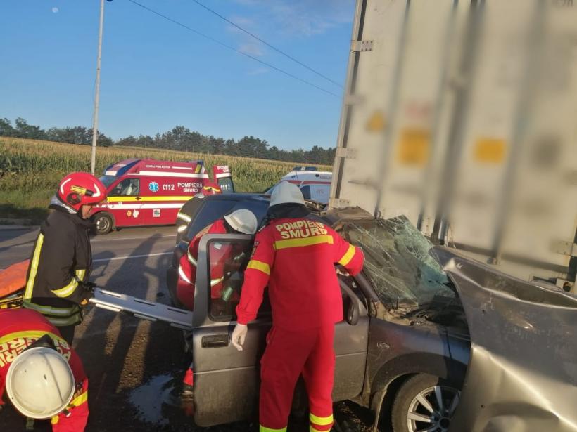 Accident cumplit la Suceava, după ce au intrat cu mașina în TIR: Un bărbat a murit, iar altul a fost rănit 18857443