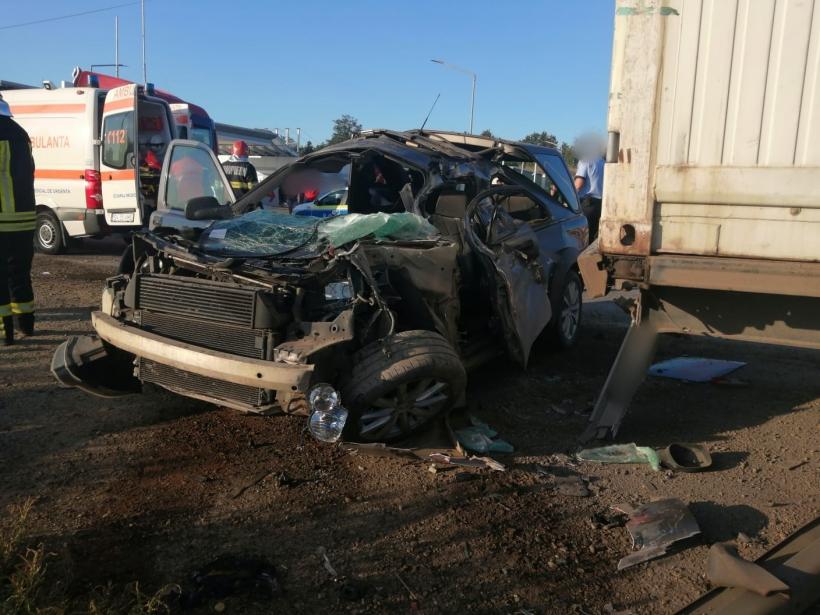Accident cumplit la Suceava, după ce au intrat cu mașina în TIR: Un bărbat a murit, iar altul a fost rănit