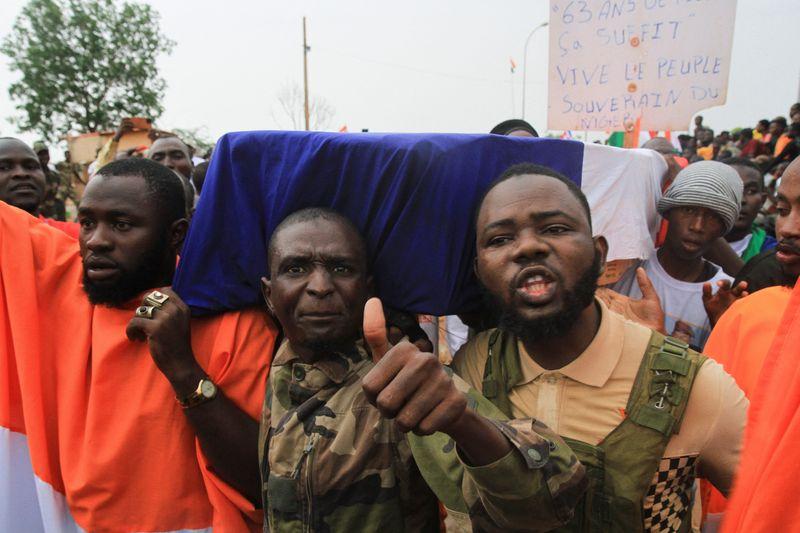 Protest uriaș în Niger. Zeci de mii de localnici cer plecarea militarilor francezi din țară 18857565