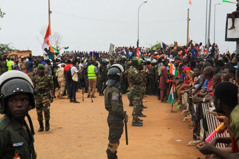 Protest uriaș în Niger. Zeci de mii de localnici cer plecarea militarilor francezi din țară 18857566