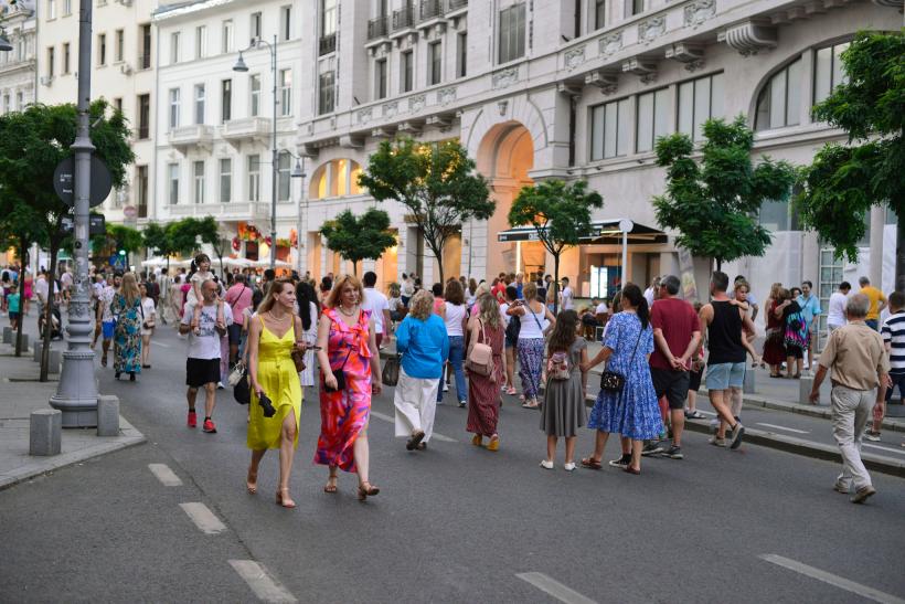 2-3 septembrie: „Străzi deschise – Bucureşti, Promenadă urbană” se extinde pe Şoseaua Kiseleff cu exerciţii de dictare şi spectacole-lectură, iar pe Calea Victoriei, revine cu miniconcerte, teatru, MAGIE şi demonstraţii de pictură 18857360