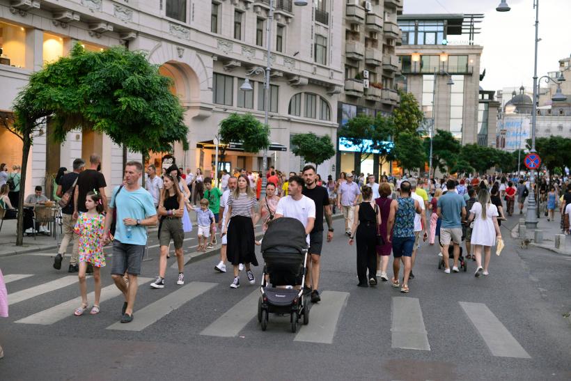 2-3 septembrie: „Străzi deschise – Bucureşti, Promenadă urbană” se extinde pe Şoseaua Kiseleff cu exerciţii de dictare şi spectacole-lectură, iar pe Calea Victoriei, revine cu miniconcerte, teatru, MAGIE şi demonstraţii de pictură 18857361