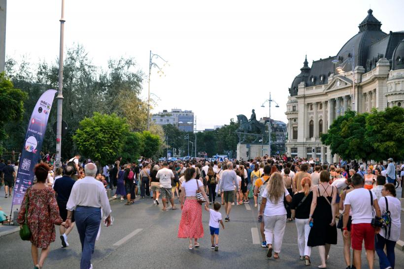 2-3 septembrie: „Străzi deschise – Bucureşti, Promenadă urbană” se extinde pe Şoseaua Kiseleff cu exerciţii de dictare şi spectacole-lectură, iar pe Calea Victoriei, revine cu miniconcerte, teatru, MAGIE şi demonstraţii de pictură 18857362