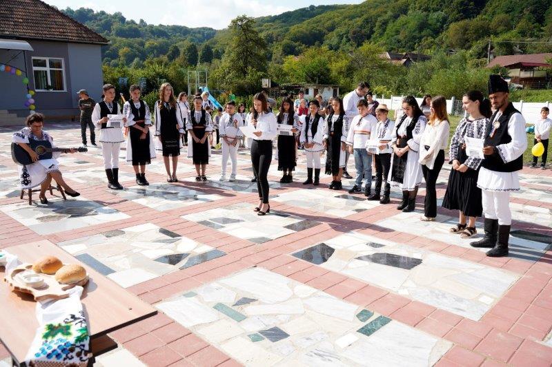 Emil Hurezeanu a inaugurat Scoala Gimnaziala si Gradinita „Martian Negrea” din comuna Valea Viilor, renovate de Asociatia BookLand 18857472