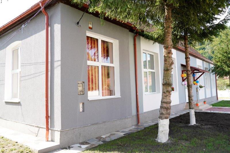 Emil Hurezeanu a inaugurat Scoala Gimnaziala si Gradinita „Martian Negrea” din comuna Valea Viilor, renovate de Asociatia BookLand 18857475