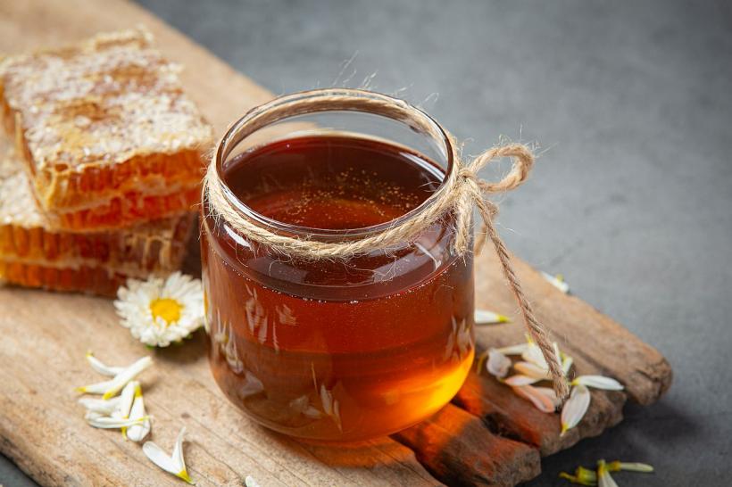 România ocupă locul 2 în Europa la numărul de familii de albine, consumul de miere a crescut la 1,2 kg
