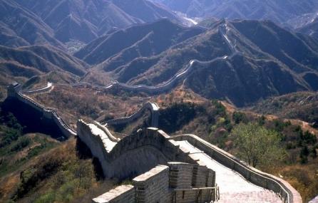 Două persoane au fost reținute în China pentru că au deteriorat Marele Zid cu un excavator