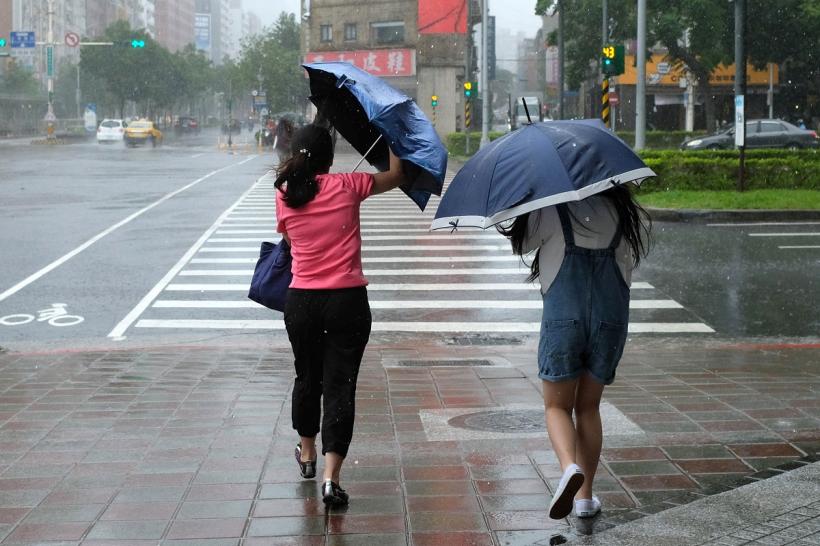 Taifunul Haikui a lovit Taiwanul. Școlile și fabricile au fost închise