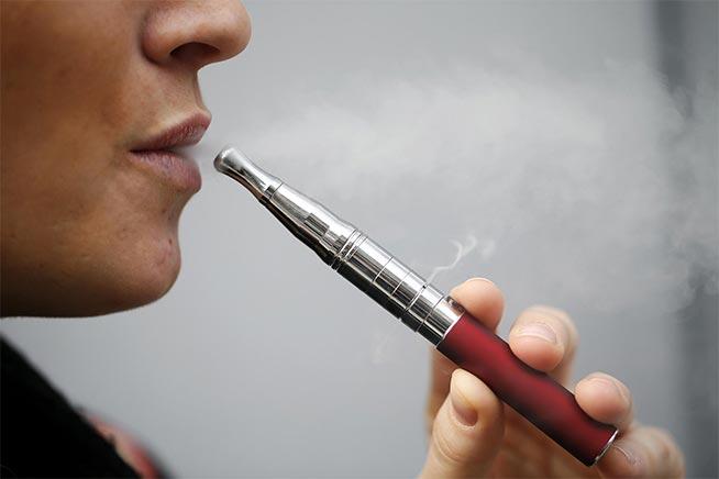 Franța interzice țigările electronice: „Este o problemă importantă de sănătate publică&quot;