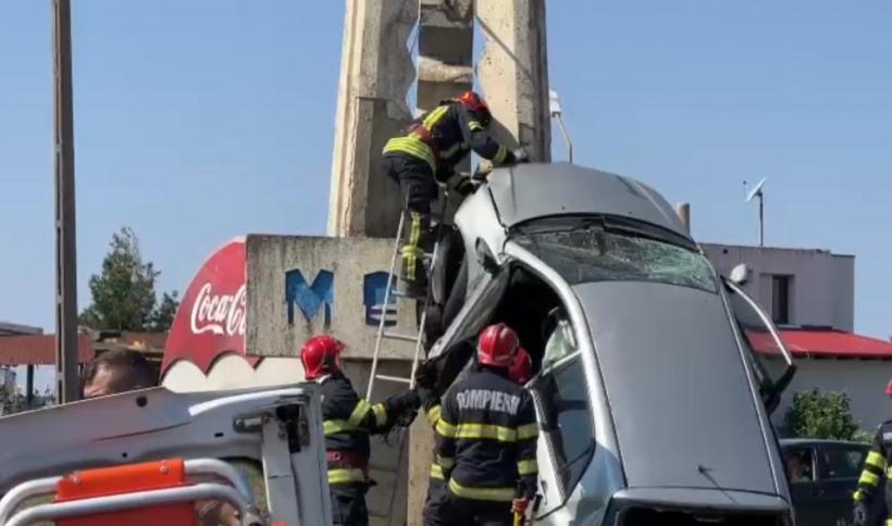 Accident grav în Medgidia! O mașină s-a „urcat” pe semnul de intrare în oraș