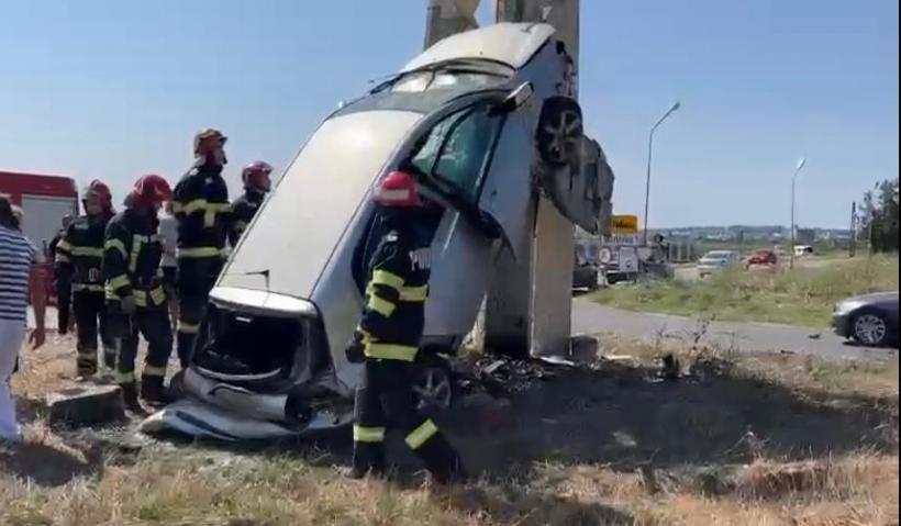 Accident grav în Medgidia! O mașină s-a „urcat” pe semnul de intrare în oraș 18858151