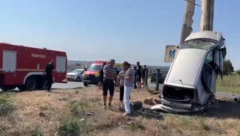 Accident grav în Medgidia! O mașină s-a „urcat” pe semnul de intrare în oraș 18858152