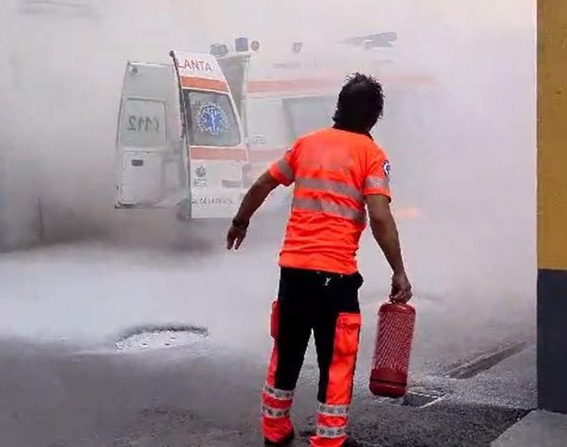 O ambulanță a luat foc în curtea Spitalului Județean Constanța