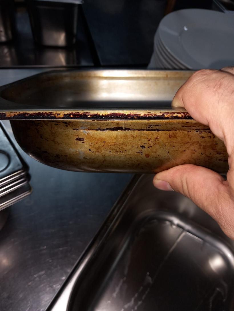 VIDEO Carne expirată din aprilie și mizerie în restaurante din județul Sibiu. 33 de localuri închise 18858205