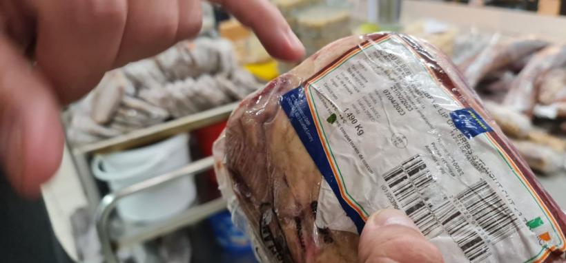 VIDEO Carne expirată din aprilie și mizerie în restaurante din județul Sibiu. 33 de localuri închise