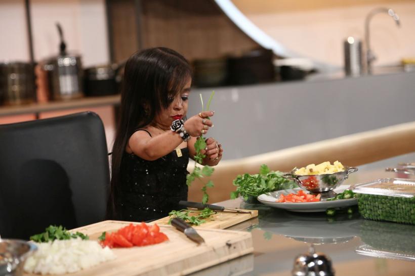 Chefi la cuțite, lider de audiență. Chef Scărlătescu a dat cuțitul de aur! În această seară, cea mai mică femeie din lume le face o vizită juraților 18858123