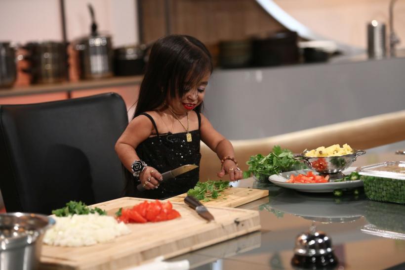 Chefi la cuțite, lider de audiență. Chef Scărlătescu a dat cuțitul de aur! În această seară, cea mai mică femeie din lume le face o vizită juraților 18858124