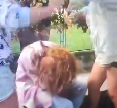 Atenție! Imagini care vă pot afecta emoțional! O fetiță de 11 ani a fost bătută crunt de alte două copile în curtea unui liceu din Hunedoara