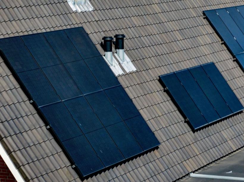 Trei bărbați au furat peste 120 de panouri fotovoltaice