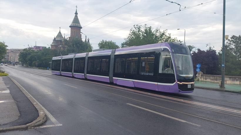 Două tramvaie s-au ciocnit în Timișoara. O pasageră a fost rănită