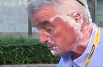 Șeful Ryanair, lovit în față cu plăcinte de protestatari 18858394