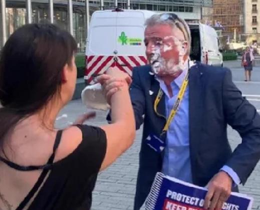 Șeful Ryanair, lovit în față cu plăcinte de protestatari