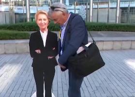 Șeful Ryanair, lovit în față cu plăcinte de protestatari 18858396