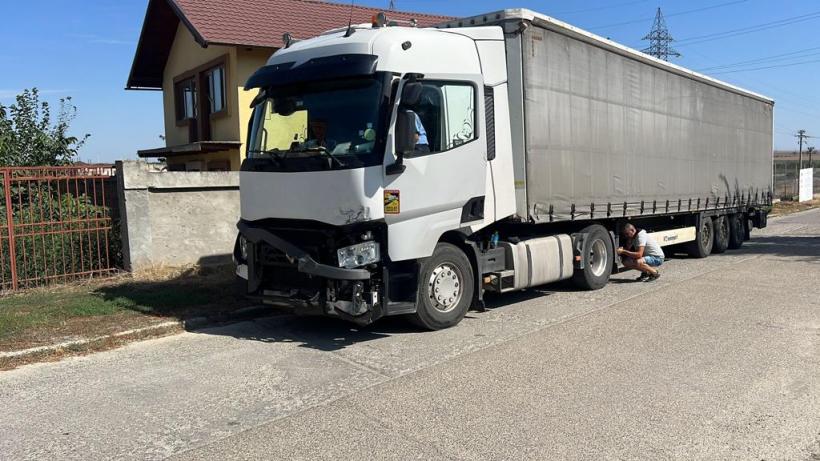 Accident grav în municipiul Medgidia. Un TIR a spulberat un autoturism. O victimă e încarcerată 18858481