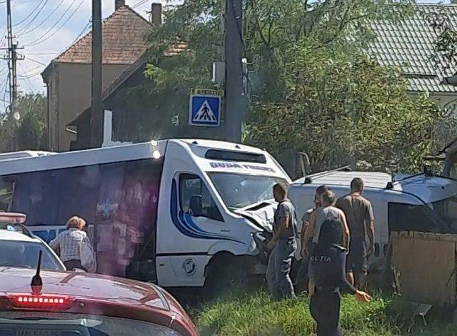 Accident grav pe o șosea din Mureș. Un microbuz s-a ciocnit de un autoturism. 16 persoane au fost rănite
