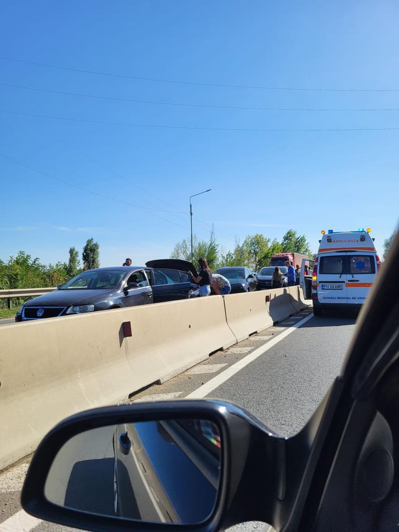 Carambol cu 5 mașini, în Prahova. 12 persoane implicate, dintre care 3 copii 18858512