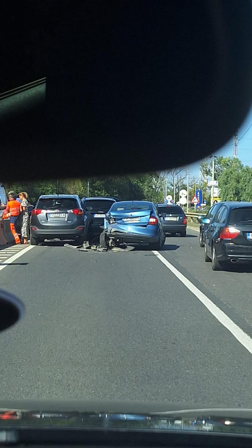 Carambol cu 5 mașini, în Prahova. 12 persoane implicate, dintre care 3 copii 18858513
