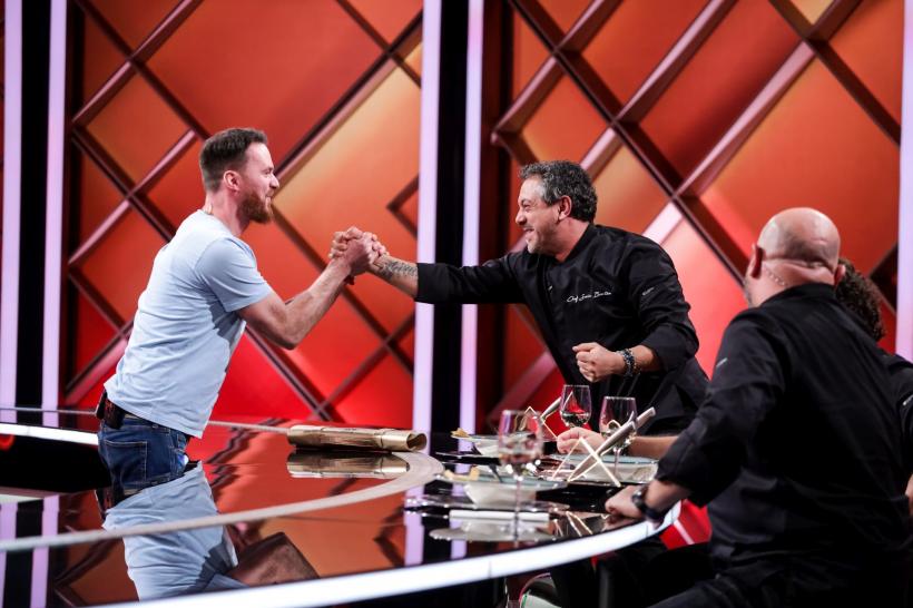 Chefi la cuțite, lider de audiență. Valentin Timofte este cuțitul de aur al lui Chef Bontea. Diseară, Patrizia Paglieri se ia la întrecere cu jurații, dornică să depună o amuletă la seif 18858728