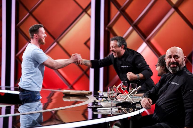 Chefi la cuțite, lider de audiență. Valentin Timofte este cuțitul de aur al lui Chef Bontea. Diseară, Patrizia Paglieri se ia la întrecere cu jurații, dornică să depună o amuletă la seif 18858729