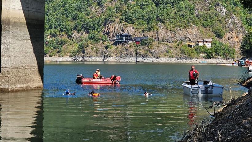 Un tânăr de 23 de ani s-a înecat în lacul Tarnița. Căutat cu echipamente performante