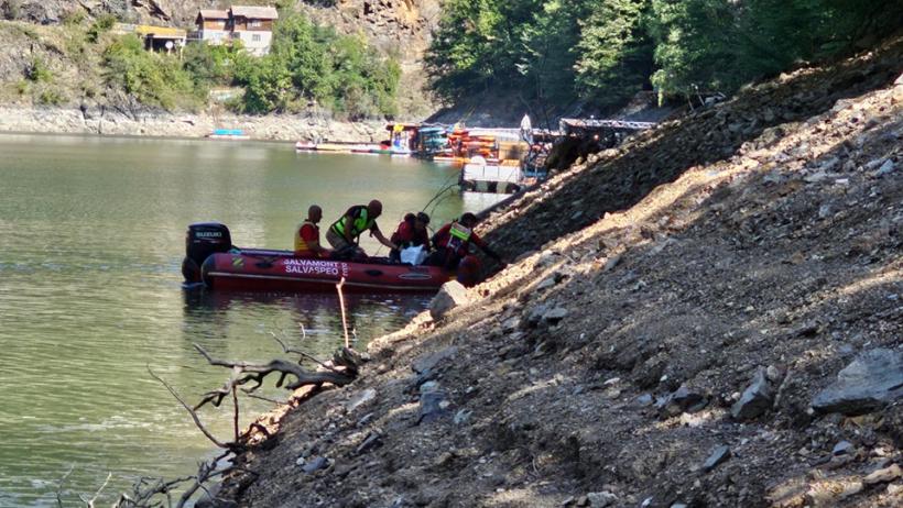 Un tânăr de 23 de ani s-a înecat în lacul Tarnița. Căutat cu echipamente performante 18858744