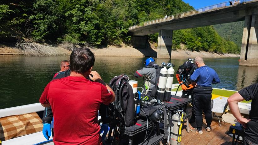 Un tânăr de 23 de ani s-a înecat în lacul Tarnița. Căutat cu echipamente performante 18858745